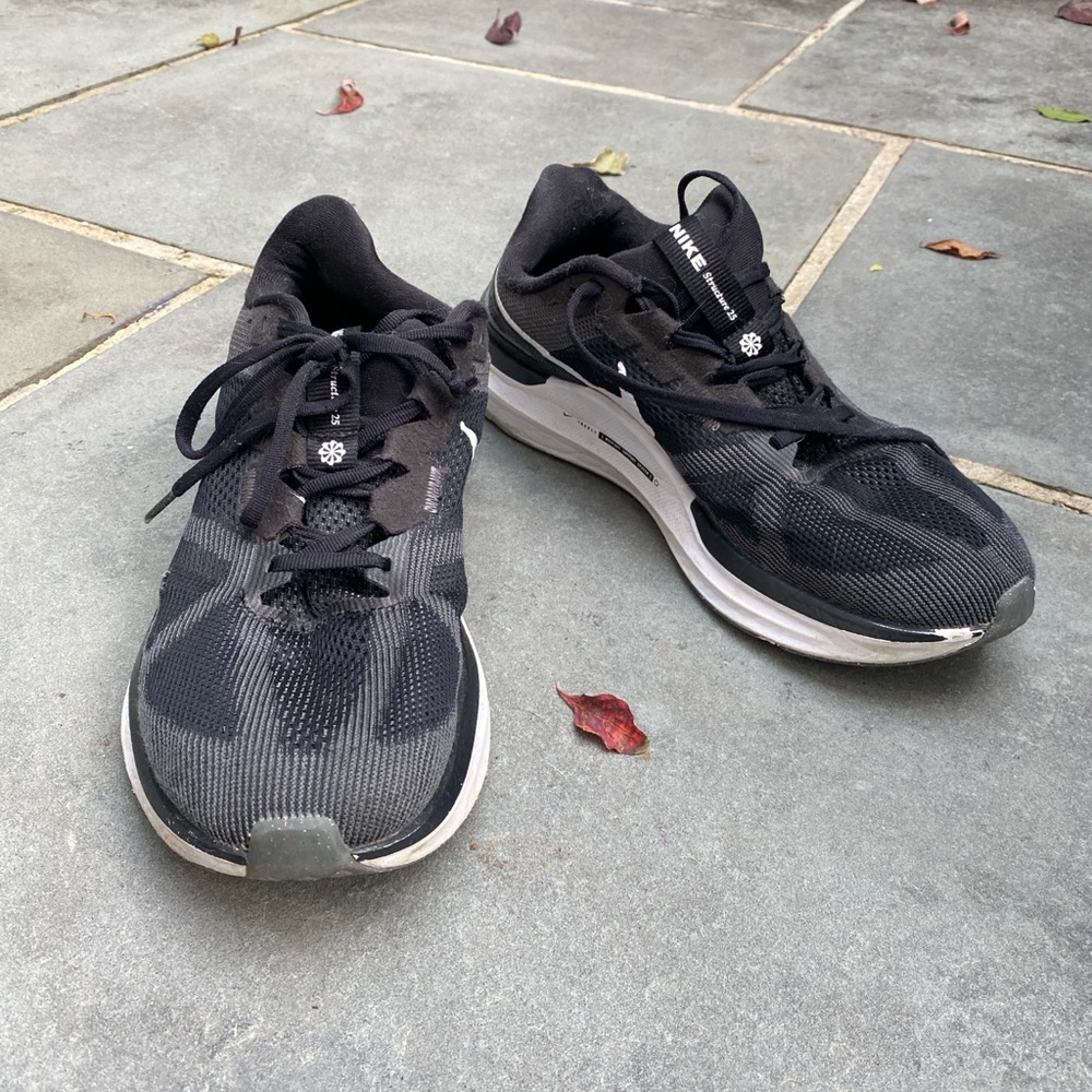 Nike Men's Black and Gray Athletic Shoes